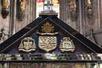 Na krovnom zabatu zapadne, prednje strane groba, smještena su četiri grba: Ivana Pavla II., Trojedine Kraljevine Hrvatske, zagrebačkog nadbiskupa kard. Franje Kuharića i blaženog Alojzija Stepinca. 